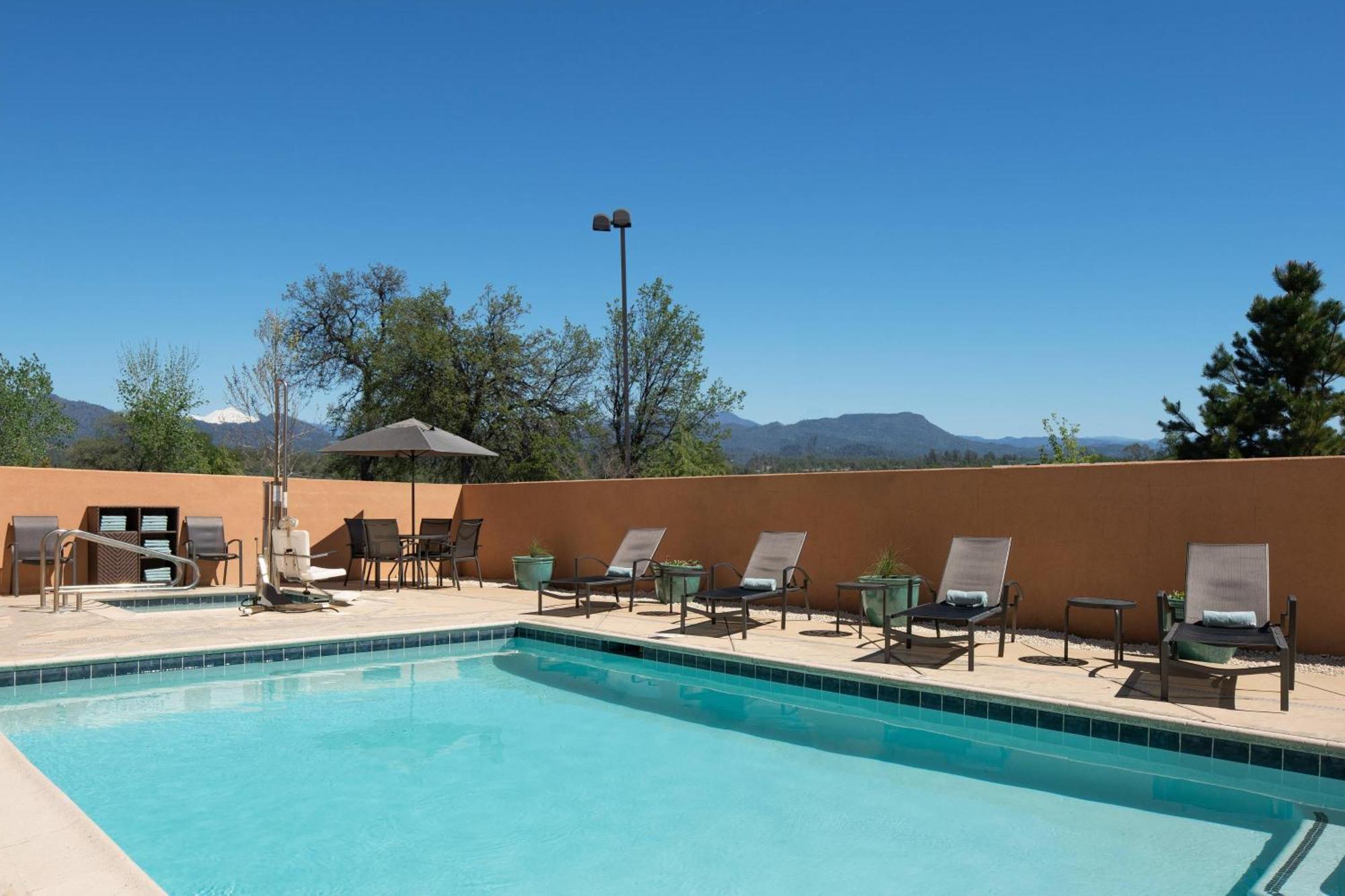 Fairfield Inn & Suites Redding Bagian luar foto